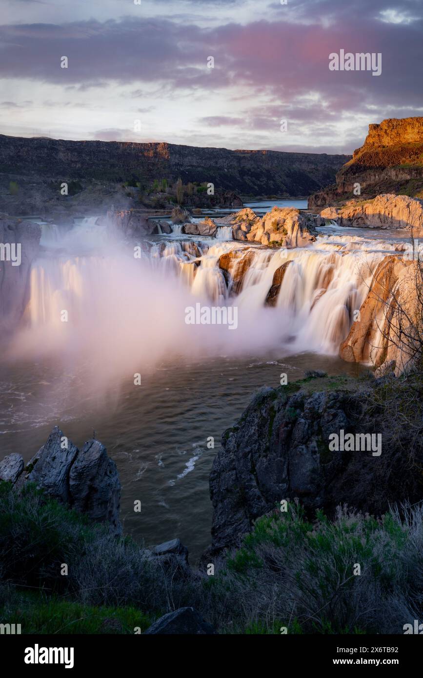 Corsa primaverile a Shoshone Falls, situata a Twin Falls, Idaho. Foto a lunga esposizione delle cascate Shoshone nella stagione primaverile al tramonto. Aprile 2024. Foto Stock