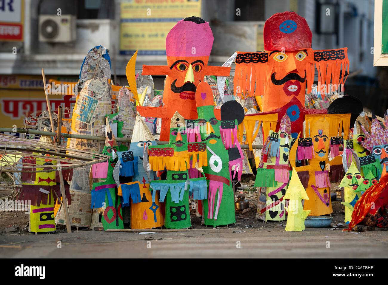 Numerose piccole effigie di carta colorata del ravan del re demoniaco bruciarono durante la festa indù di Dussehra Vijayadashami Foto Stock