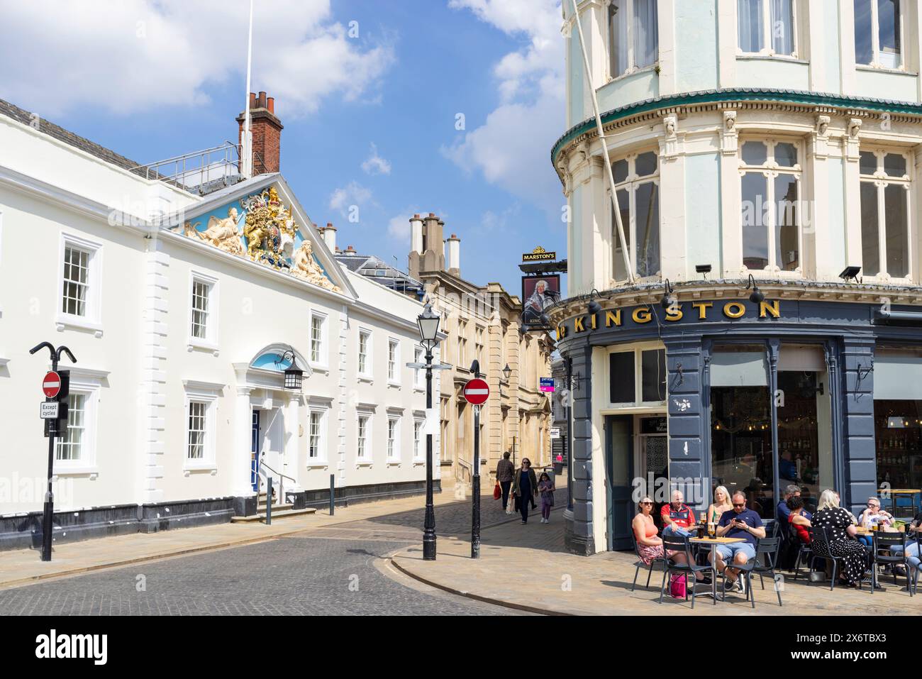 Hull Trinity House Hull UK e persone che bevono fuori dal pub Kingston Kingston upon Hull Yorkshire Inghilterra Regno Unito Europa Foto Stock