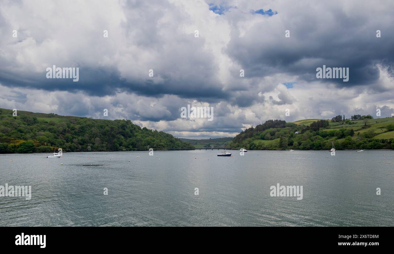 Storm Clouds Gathering over Glandore Harbour o Harbor West Cork Irlanda Foto Stock