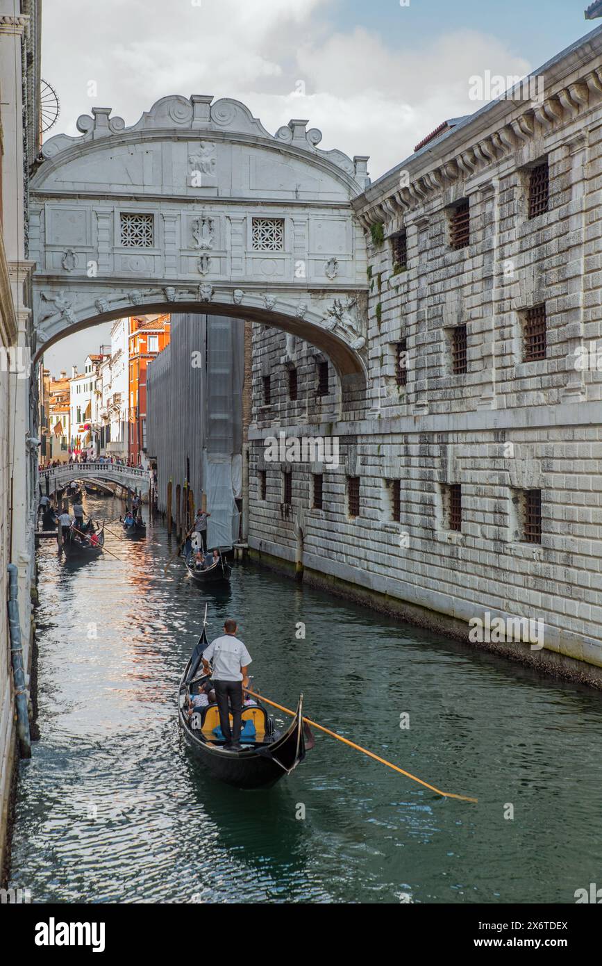Il Ponte dei Sospiri del 1600 sul Rio di Palazzo, a Venezia. Foto Stock