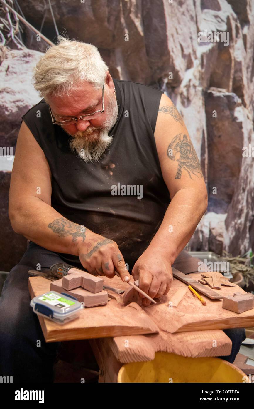 Pipestone, Minnesota - Un nativo americano produce tubi dal Pipestone National Monument. I nativi americani hanno estratto il calcare (Catlinit Foto Stock