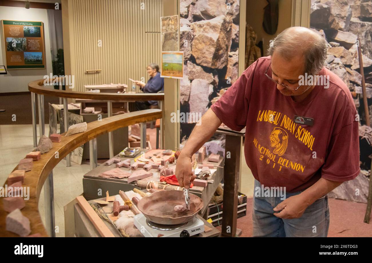 Pipestone, Minnesota - i nativi americani realizzano tubi dalla pipetta al Pipestone National Monument. I nativi americani hanno estratto il calcare (Catlinite) Foto Stock