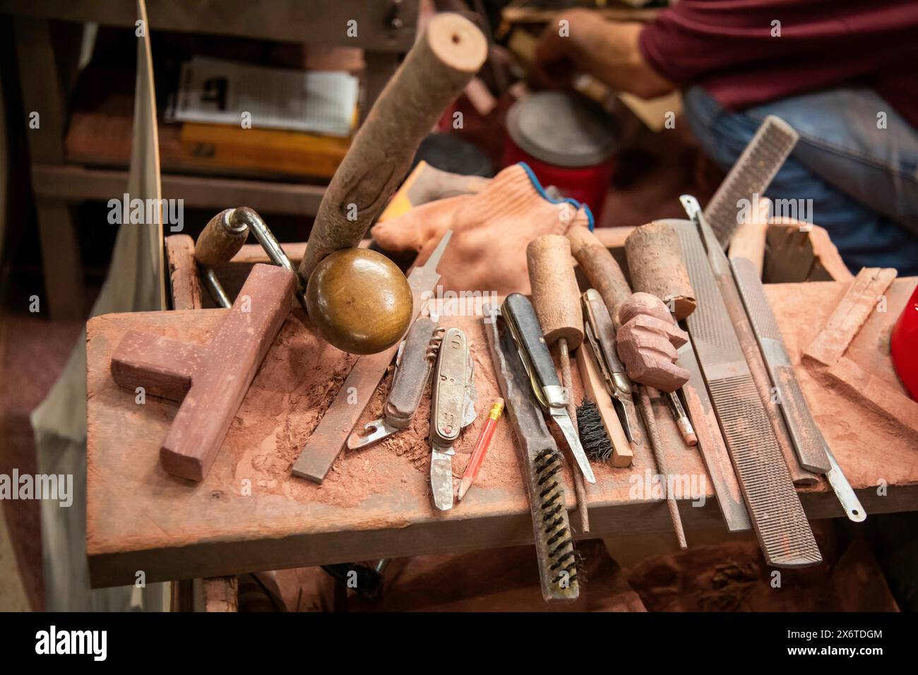 Pipestone, Minnesota - Un nativo americano produce tubi dal Pipestone National Monument. I nativi americani hanno estratto il calcare (Catlinit Foto Stock