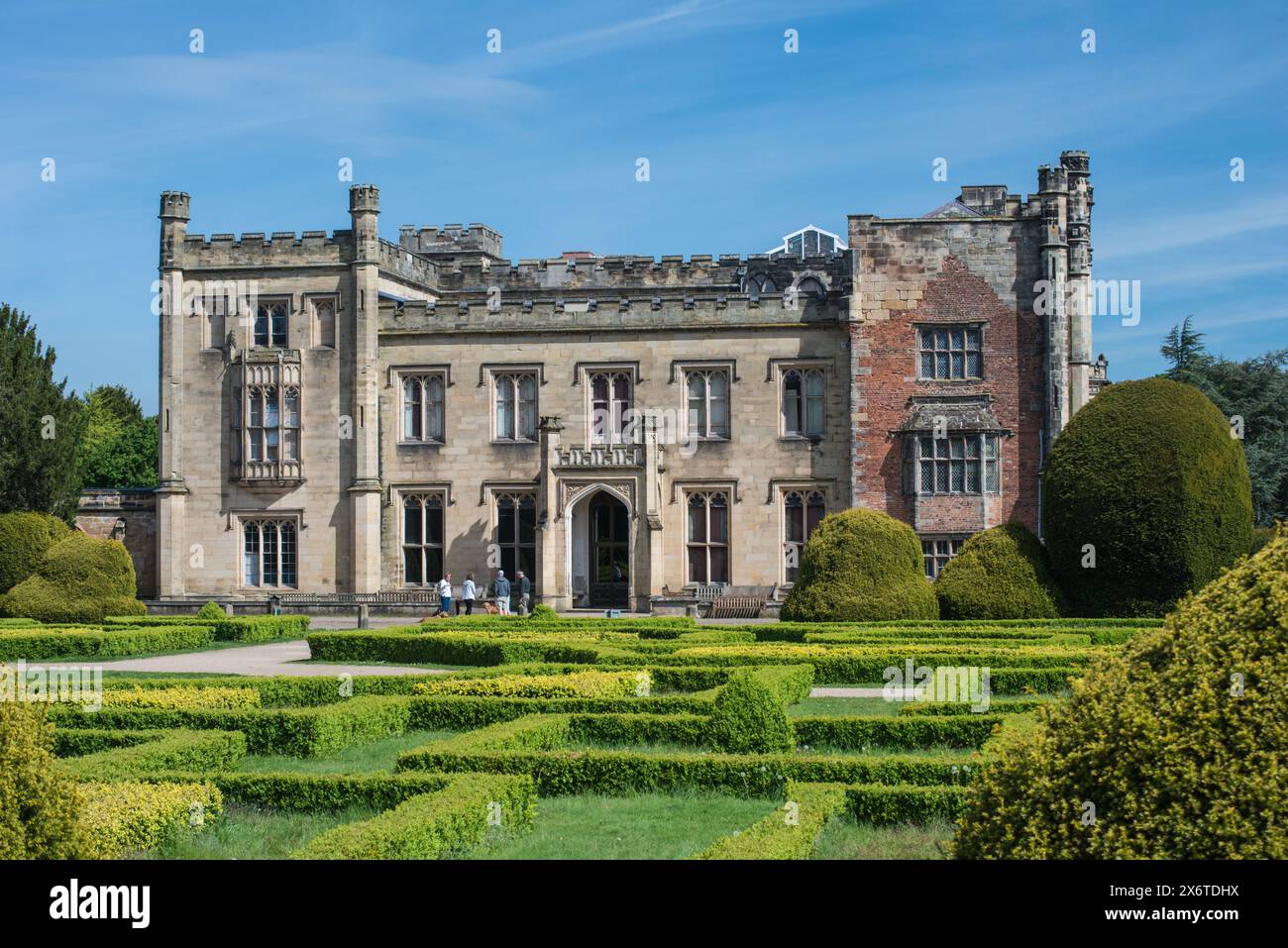 Residenza signorile del castello di Elvaston con il suo giardino formale di cofani e cespugli topiari, Derbyshire, Inghilterra Foto Stock