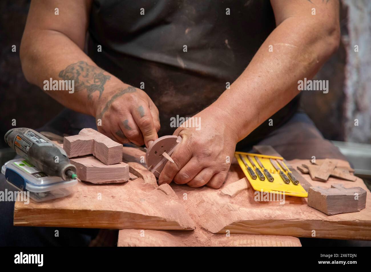 Pipestone, Minnesota - Un nativo americano produce tubi dal Pipestone National Monument. I nativi americani hanno estratto il calcare (Catlinit Foto Stock