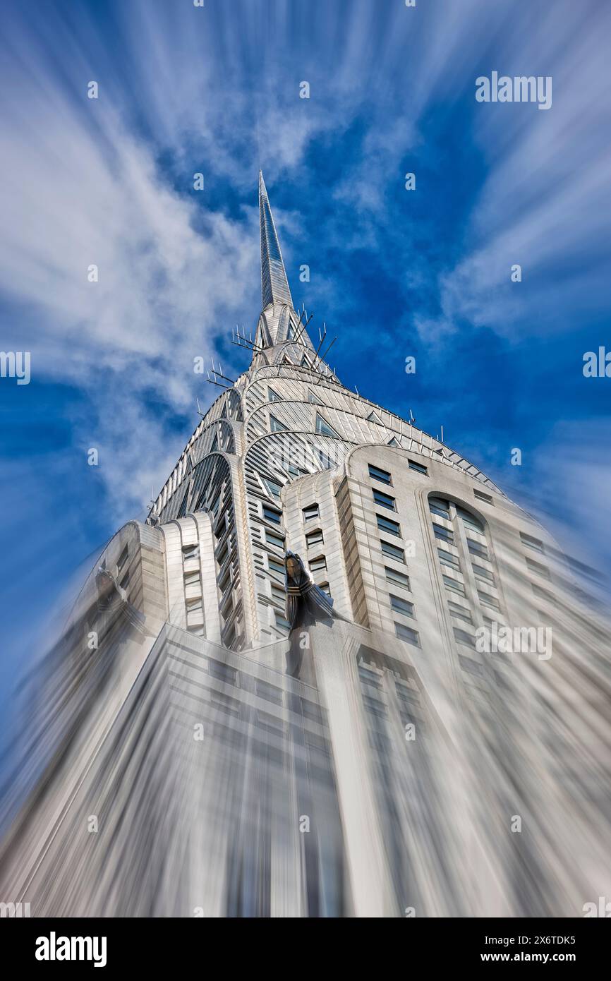 Sfocatura radiale della parte superiore del Chrysler Building di New York City, USA. Foto Stock