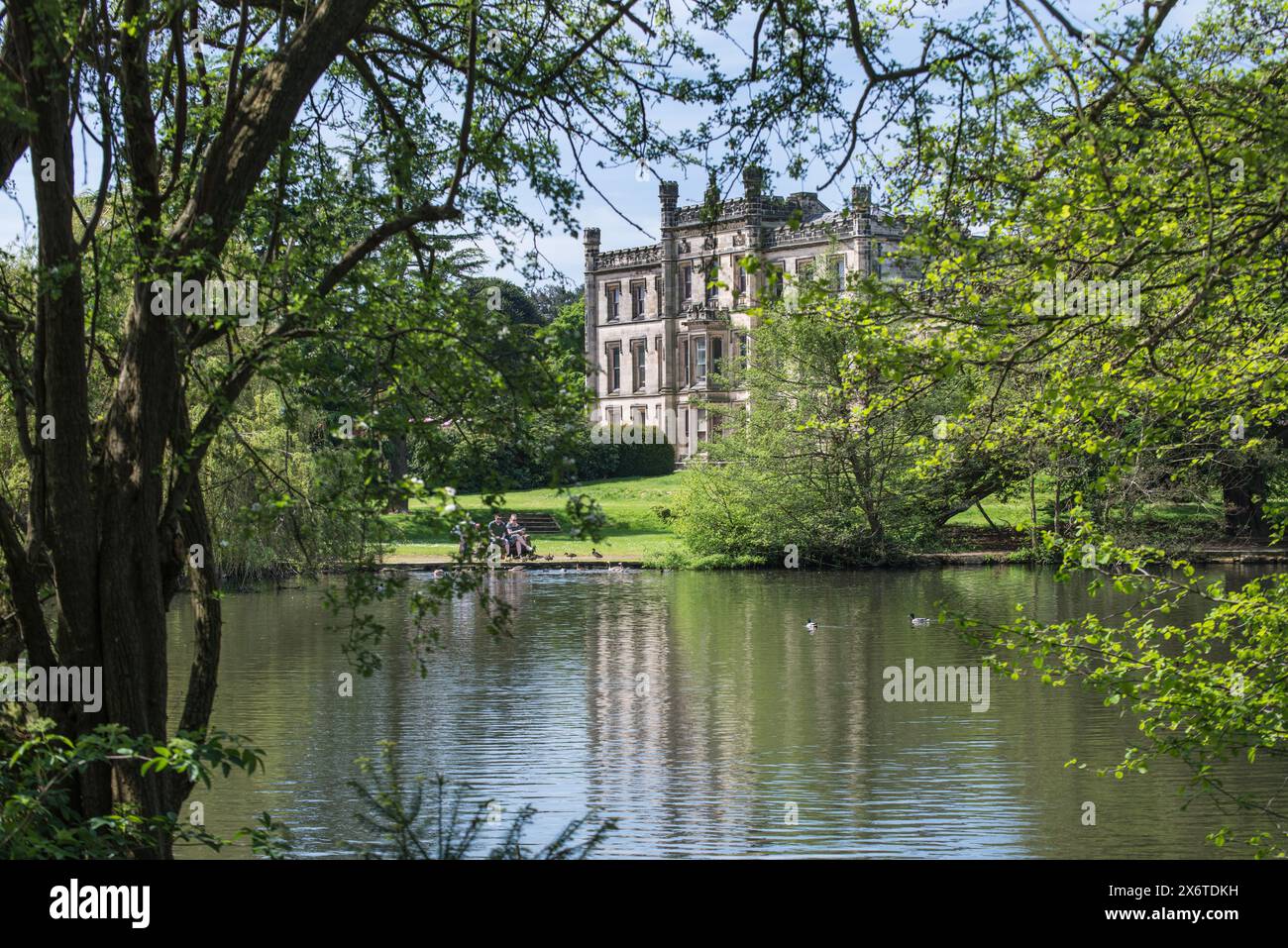 Castello di Elvaston visto dall'altra parte del lago, Elvaston Castle Country Park, Derbyshire, Inghilterra, Regno Unito, Europa Foto Stock