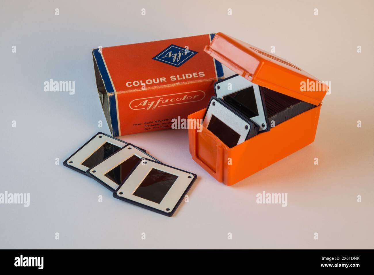 Una scatola di vetrini colorati da 35 mm con manicotto in cartone (Agfa) Foto Stock