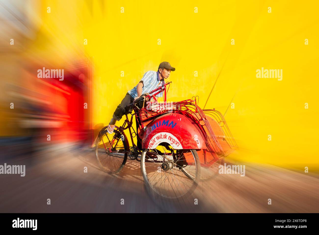 Sfocatura radiale di un giro in risciò in Ketandan Wetan Street. Yogyakarta, Giava, Indonesia. Foto Stock