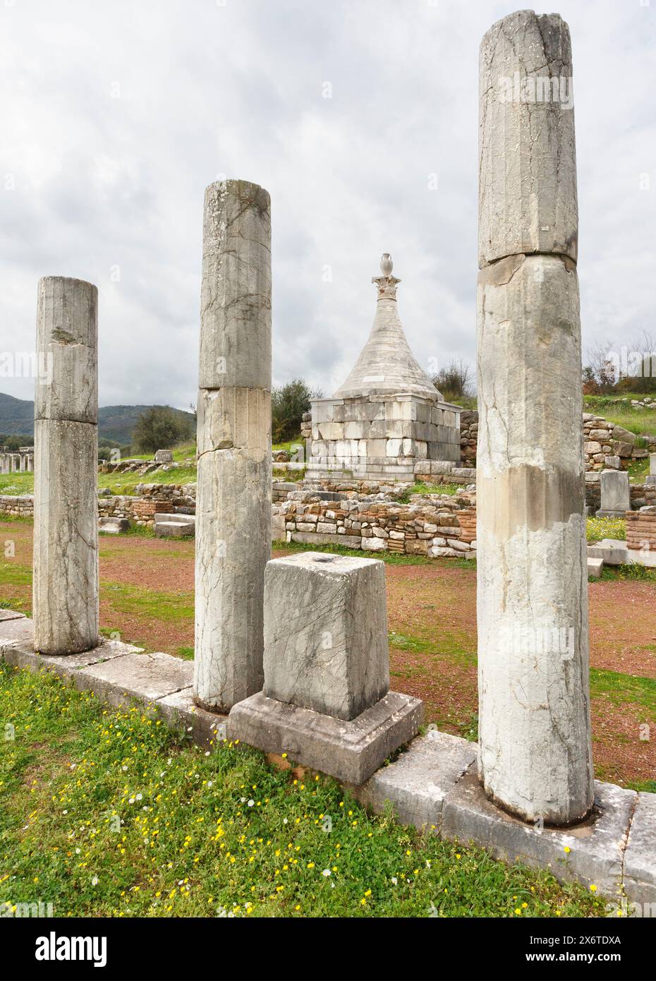 Antichi elementi in pietra e colonne nel sito archeologico dell'Antico Messini Foto Stock