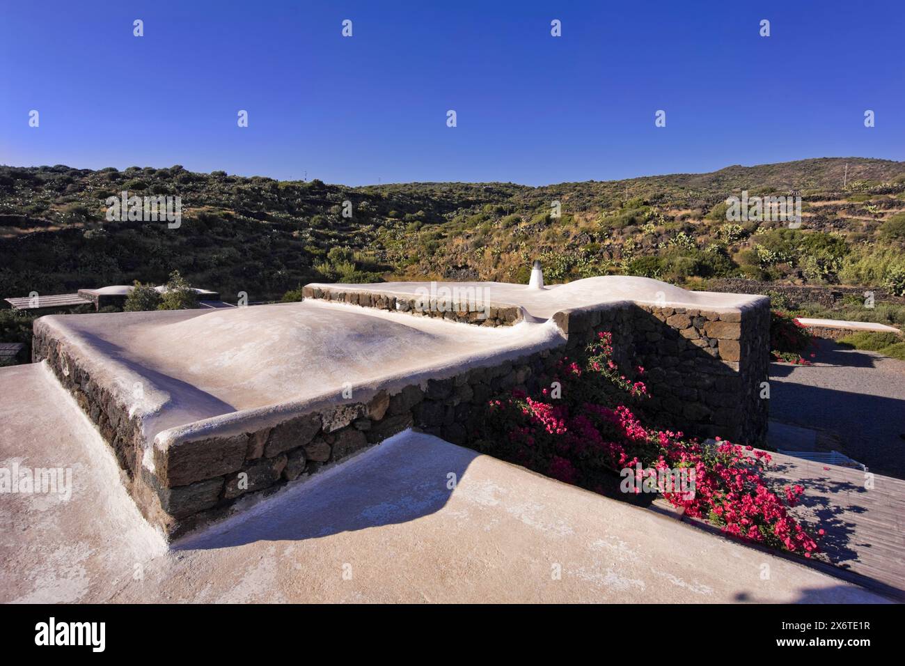 L'Italia, Sicilia, isola di Pantelleria, il tetto di un Dammuso, tipica pietra locale casa in stile arabo Foto Stock