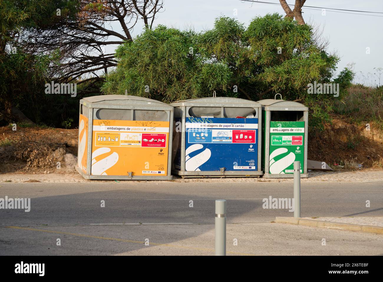Bidoni o spazzatura in Portogallo. Giallo, blu e verde per diverse categorie. Foto Stock