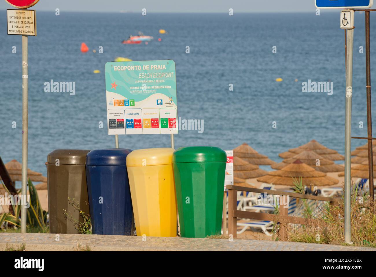 Bidoni o spazzatura in Portogallo. Giallo, blu e verde per diverse categorie. Foto Stock