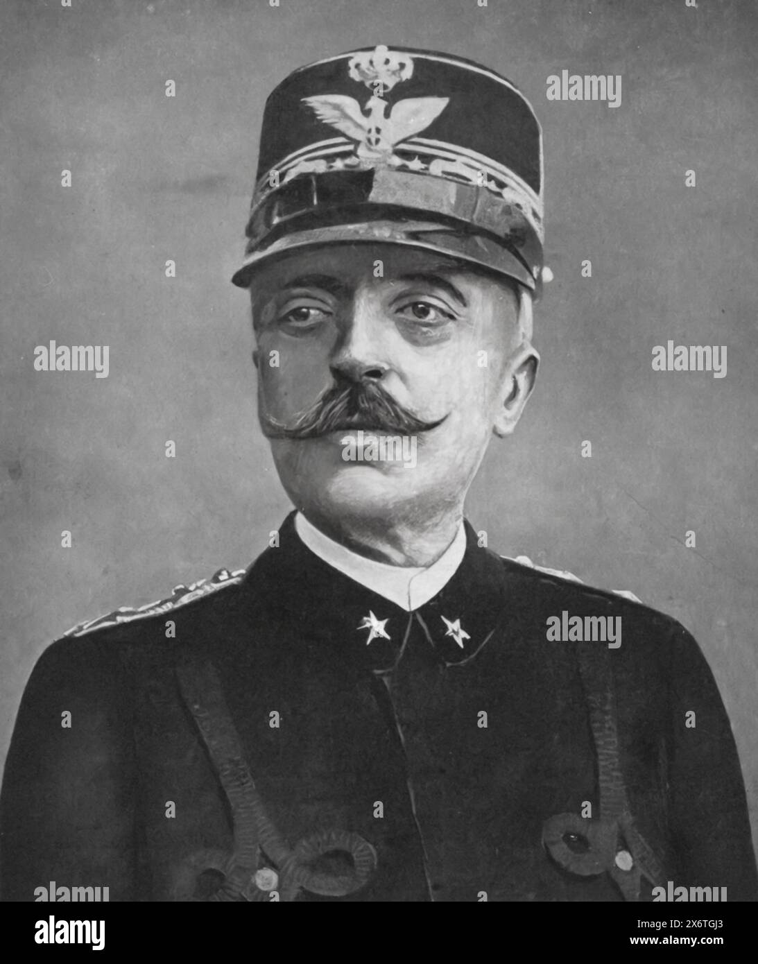 Un ritratto del generale Luigi Cadorna, comandante in capo italiano, scattato durante la prima guerra mondiale, intorno al 1915. Cadorna giocò un ruolo fondamentale nella guida delle forze italiane, implementando significative strategie militari e supervisionando numerose battaglie sul fronte italiano. Foto Stock