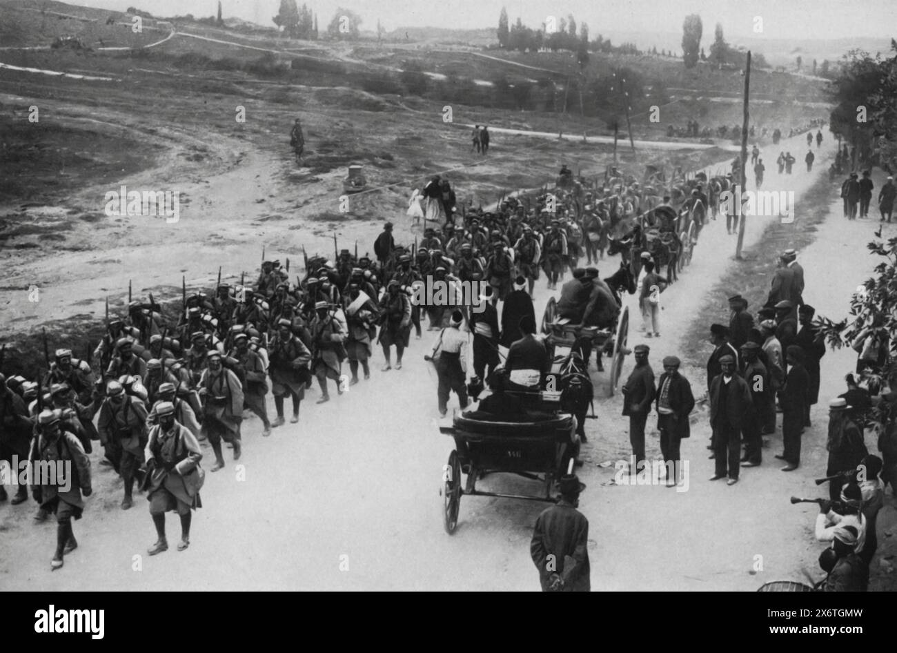 Una fotografia mostra la fanteria francese che si sposta in prima linea da Salonicco durante la prima guerra mondiale, intorno al 1916. Mentre i soldati marciano insieme, viene mostrata una banda greca che li accompagna. La campagna di Salonicco coinvolse le forze alleate, comprese le truppe francesi, negli sforzi per sostenere la Serbia e respingere le potenze centrali nei Balcani. Foto Stock