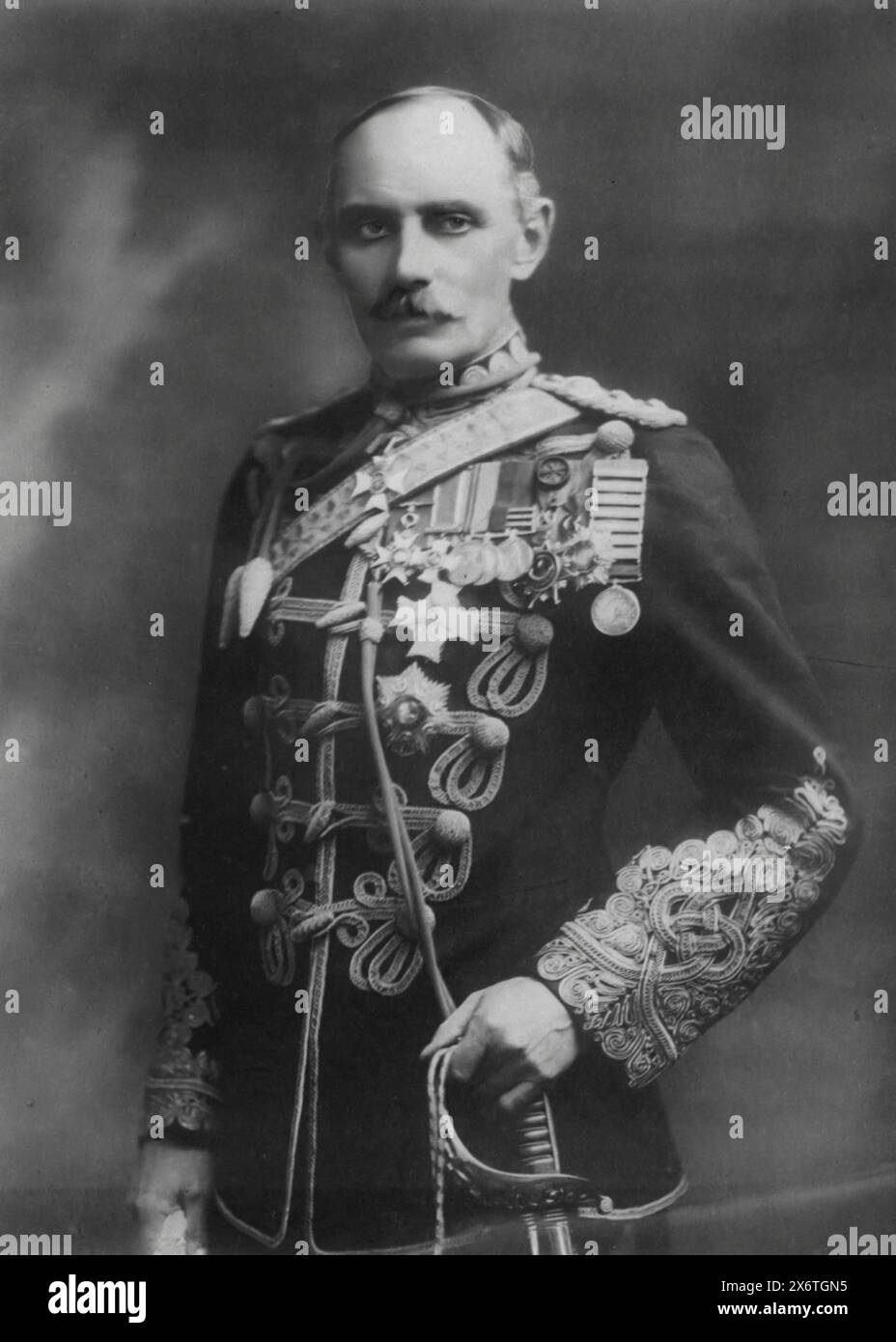 Un ritratto di Sir Bryan T. Mahon, nominato nell'ottobre 1915 per comandare la British Expeditionary Force in Serbia durante la prima guerra mondiale. Mahon giocò un ruolo chiave nell'evacuazione delle truppe serbe, e in seguito comandò la forza di frontiera occidentale in Egitto, contribuendo alla difesa del Canale di Suez contro gli attacchi ottomani. Foto Stock