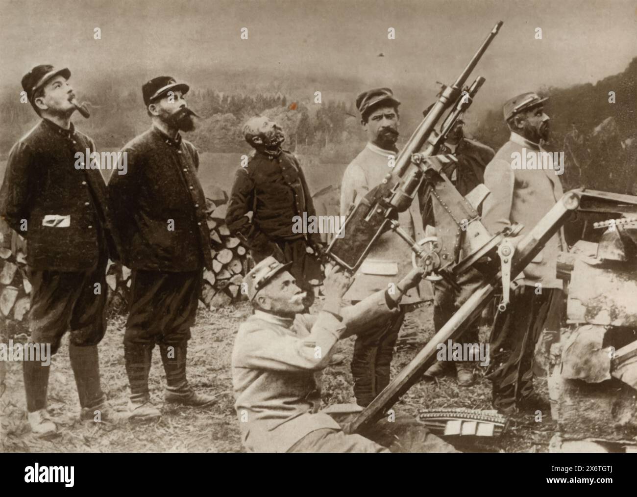 Una fotografia mostra i soldati francesi che rimangono vigili per potenziali aerei nemici durante la prima guerra mondiale. Un soldato francese è visto usare una mitragliatrice montata in preperazione di un attacco. Questa immagine mette in evidenza la costante minaccia posta dalla ricognizione aerea e dagli attacchi nemici. Foto Stock