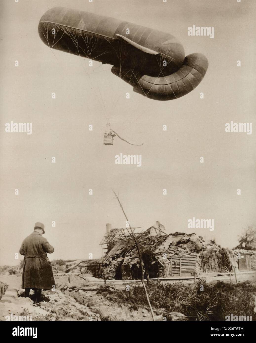 Una fotografia mostra un pallone di osservazione belga che sale per cercare le posizioni di artiglieria tedesche durante la prima guerra mondiale. I palloni di osservazione erano fondamentali per la ricognizione, fornendo un alto punto di osservazione per individuare le posizioni nemiche e il fuoco diretto dell'artiglieria. Questi palloni, spesso legati e riempiti di gas idrogeno, sono stati ampiamente utilizzati da entrambe le parti per ottenere un vantaggio strategico. Nonostante la loro importanza, i palloncini di osservazione erano vulnerabili agli aerei nemici e al fuoco a terra, portando allo sviluppo di tattiche specializzate per la distruzione dei palloni da parte dei piloti di caccia. Foto Stock