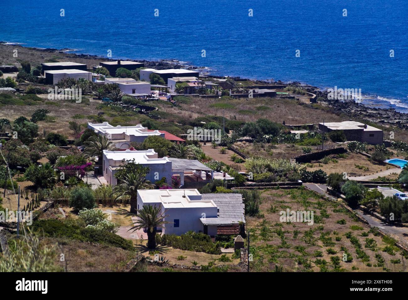 L'Italia, Sicilia, isola di Pantelleria, vista dell'isola e Dammusi, tipica pietra locale case in stile arabo Foto Stock