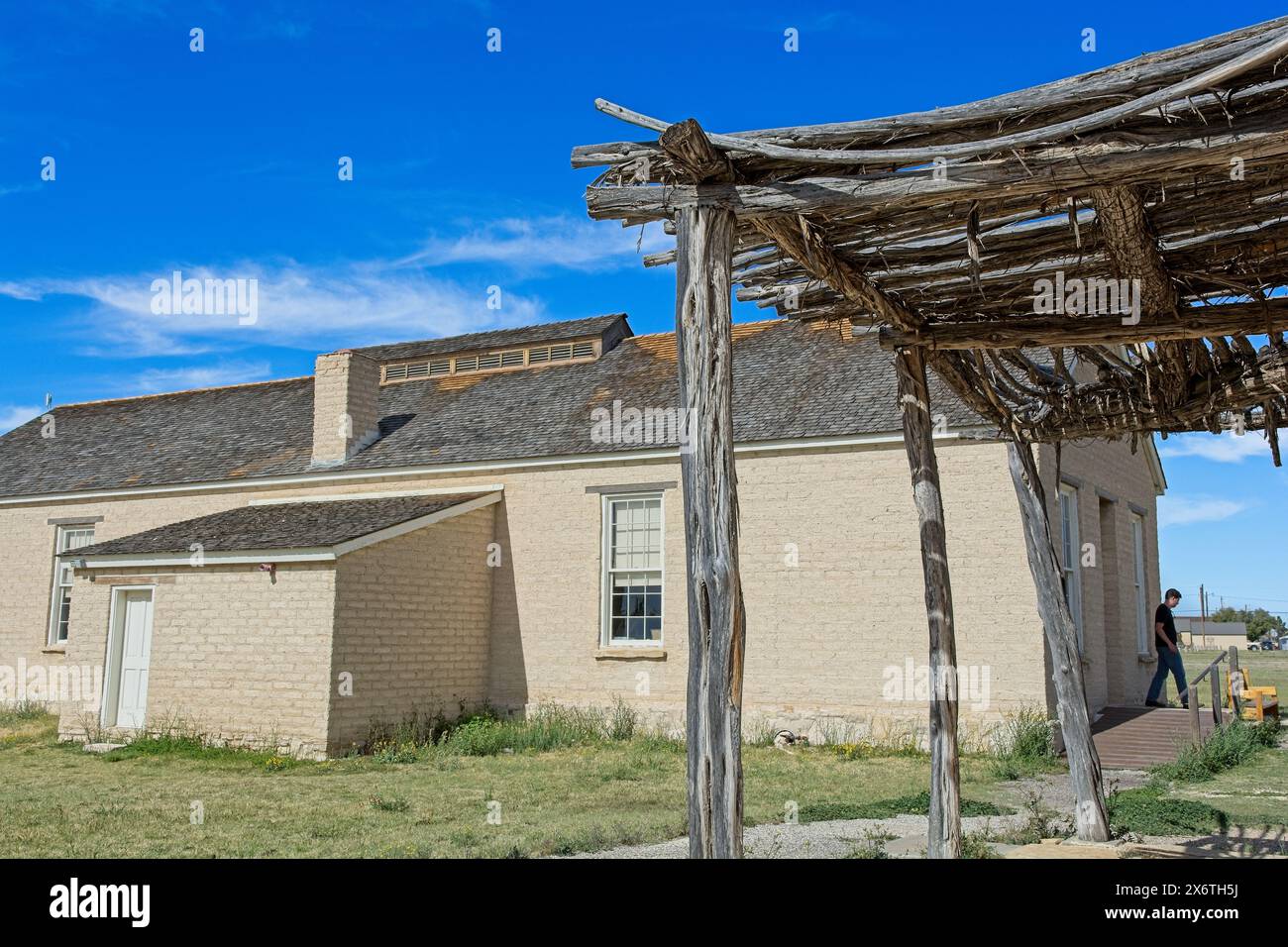 Caserme restaurate a Fort Stockton, attive nel 1867-1886 durante le guerre indiane per proteggere le rotte commerciali di migrazione verso ovest — Fort Stockton, Texas, 5 aprile 2024 Foto Stock