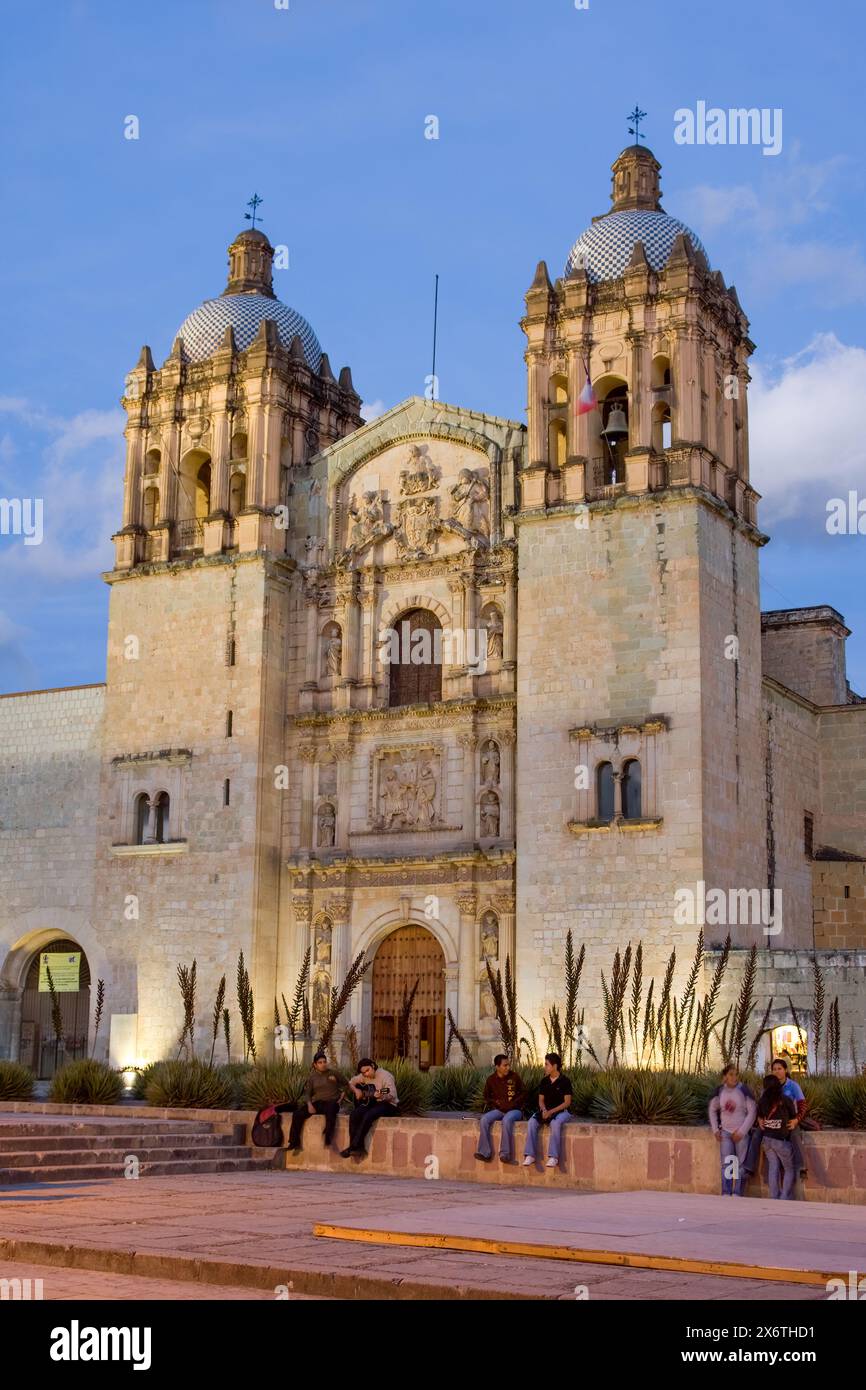 Oaxaca; Messico; Nord America. Chiesa di Santo Domingo al tramonto. Costruito nel 1570-1608. Foto Stock