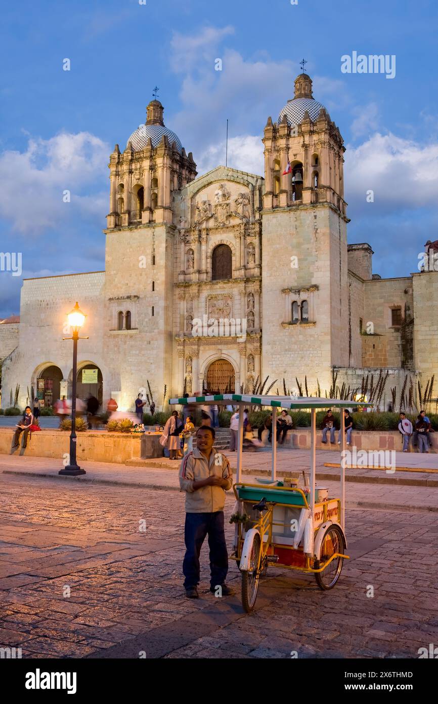 Oaxaca; Messico; Nord America. Chiesa di Santo Domingo al tramonto. Costruito nel 1570-1608. Il fornitore di servizi di ristoro attende i clienti. Foto Stock