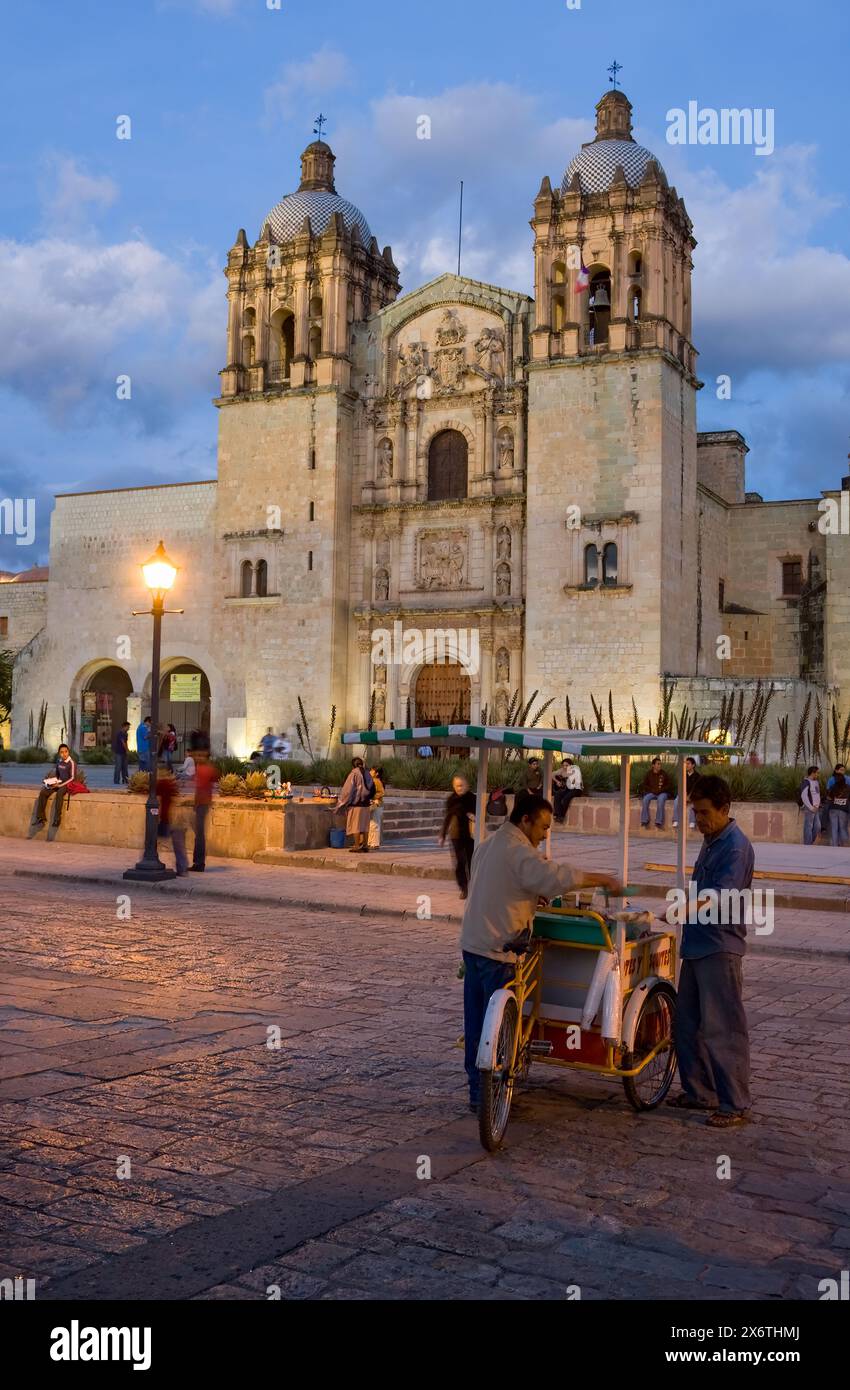 Oaxaca; Messico; Nord America. Chiesa di Santo Domingo al tramonto. Costruito nel 1570-1608. Il fornitore di servizi di ristoro tende al cliente. Foto Stock