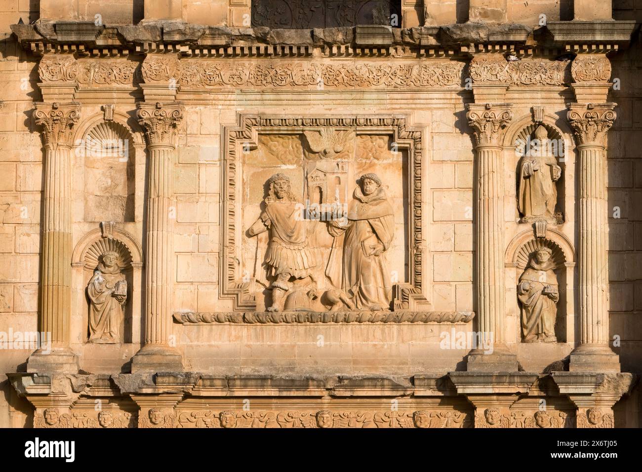 Oaxaca; Messico; Nord America. Chiesa di Santo Domingo, costruita nel 1570-1608. La facciata barocca mostra Santo Domingo de Guzman (1172-1221). Foto Stock
