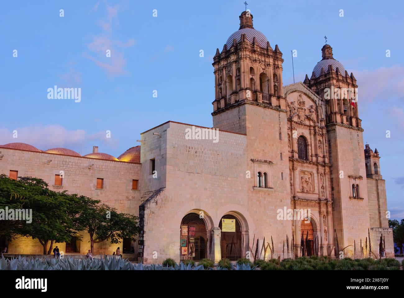 Oaxaca; Messico; Nord America. Chiesa di Santo Domingo al tramonto. La chiesa fu costruita tra il 1570 e il 1608. Foto Stock