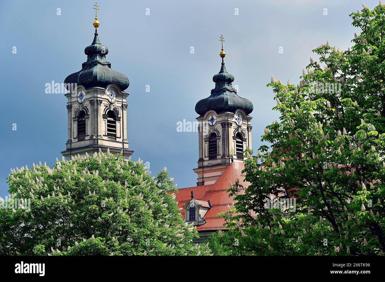 Le torri della chiesa della Basilica di Sant'Alessandro e di San Teodoro, il monastero di Ottobeuren, Allgaeu, Svevia, Baviera, Germania Foto Stock