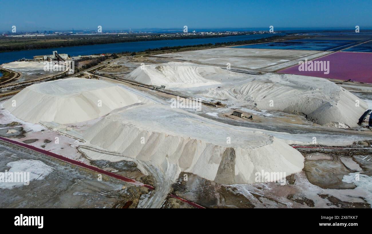 Enorme deposito di sale in Francia filmato da un drone. Salin du Giraud nel parco naturale regionale della Camargue in Provenza. Industria alimentare francese ed europea Foto Stock