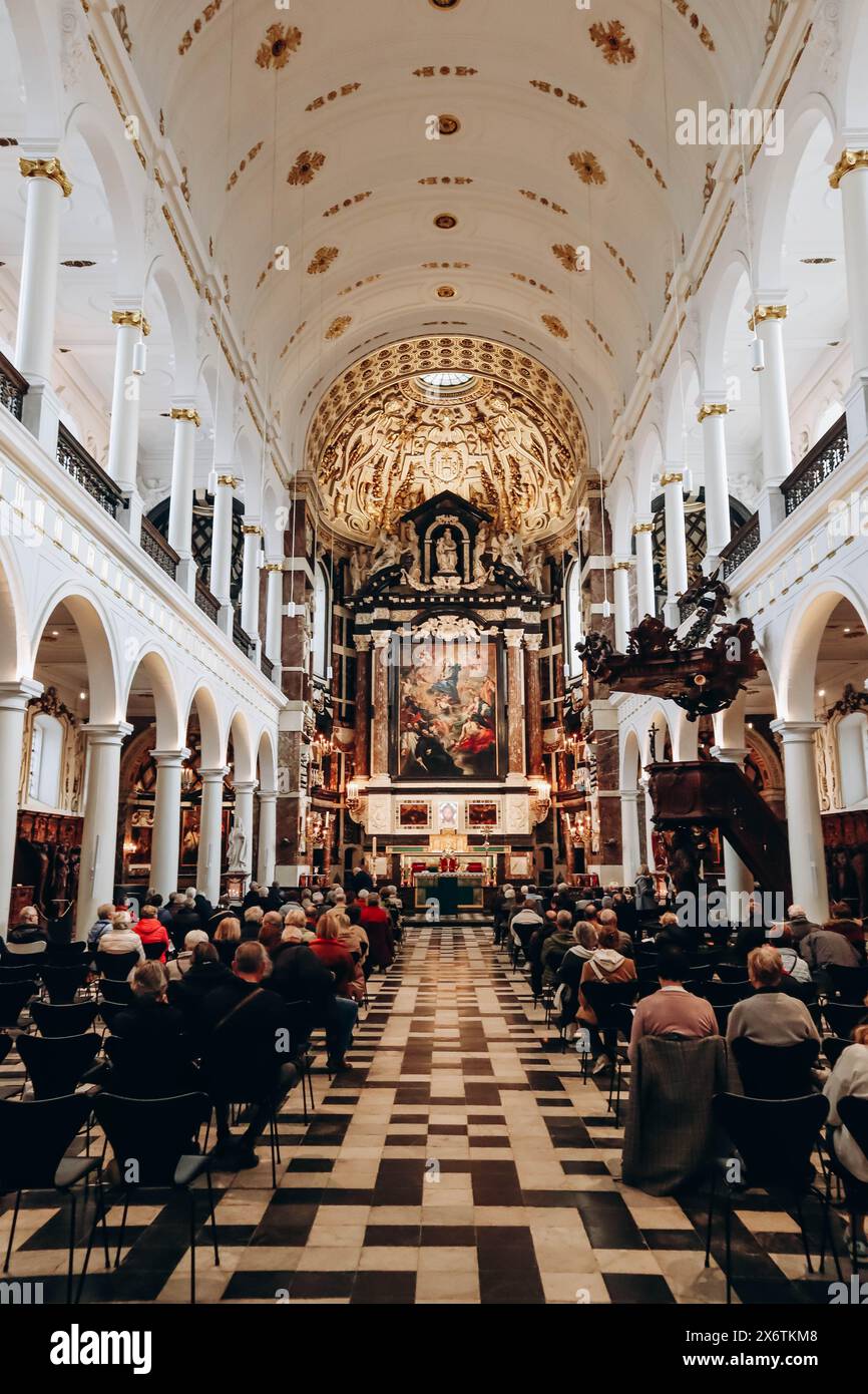 Anversa, Belgio - 22 ottobre 2023: Chiesa di San Carlo Borromeo (olandese: Sint-Carolus Borromeuskerk), una chiesa nel centro di Anversa, situata sull'Hend Foto Stock