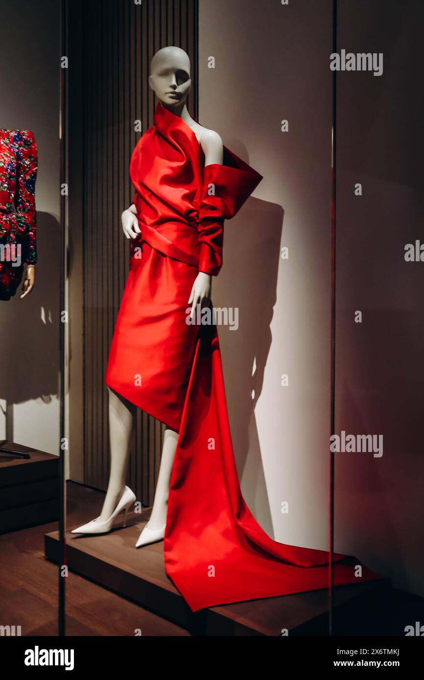 Anversa, Belgio - 22 ottobre 2023: Leggendario abito da sera rosso Balenciaga couture, al MoMu, un museo della moda di Anversa in Belgio Foto Stock
