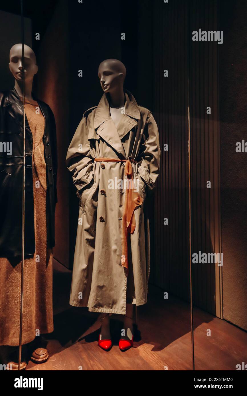 Anversa, Belgio - 22 ottobre 2023: Un look vintage Maison Martin Margiela (collezione primavera-estate 2000), al MoMu, un museo della moda di Anversa Foto Stock