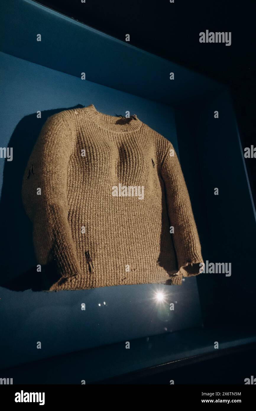 Anversa, Belgio - 22 ottobre 2023: Un maglione vintage in lana Maison Martin Margiela (collezione autunno-inverno 2000-2001), al MoMu, un museo della moda Foto Stock
