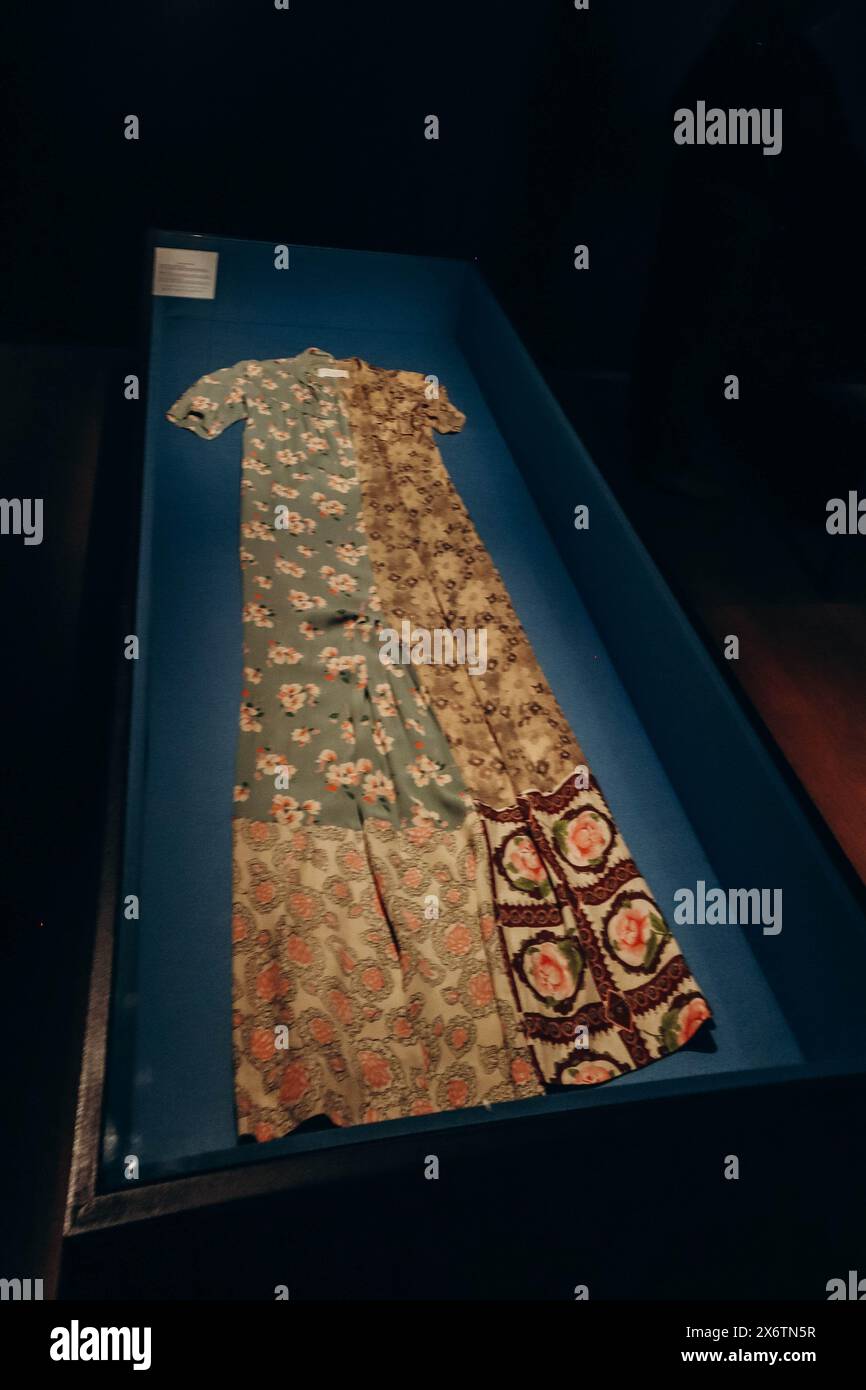 Anversa, Belgio - 22 ottobre 2023: Un abito vintage Maison Martin Margiela (collezione autunno-inverno 1993-1994), al MoMu, un museo della moda di Ant Foto Stock