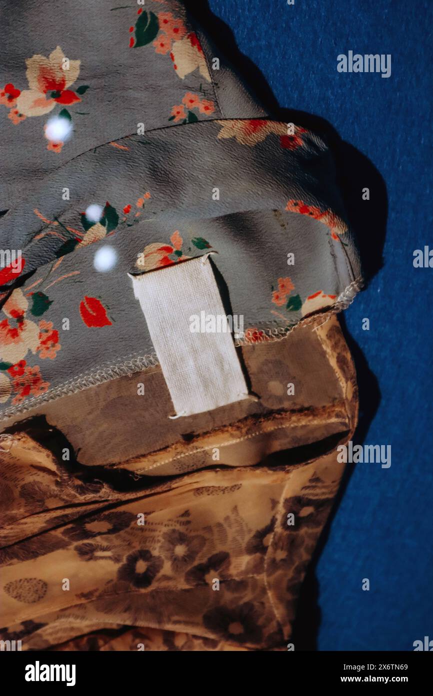 Anversa, Belgio - 22 ottobre 2023: Primo piano del capo Maison Martin Margiela (collezione Autunno Inverno 1993-1994), al MoMu, un museo della moda Foto Stock