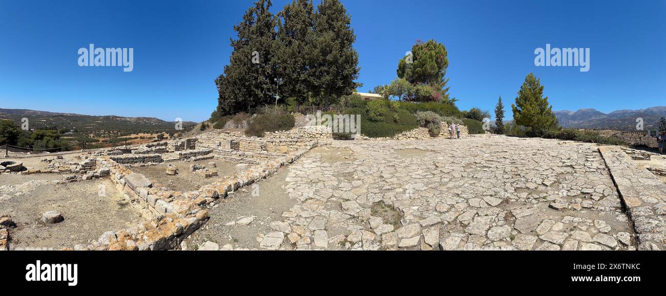 Vista della parte superiore dell'insediamento di Faistos con cortile quadrato superiore, cortile aperto lasciato accanto alle mura della fondazione, ritrovamento di antico terreno Foto Stock
