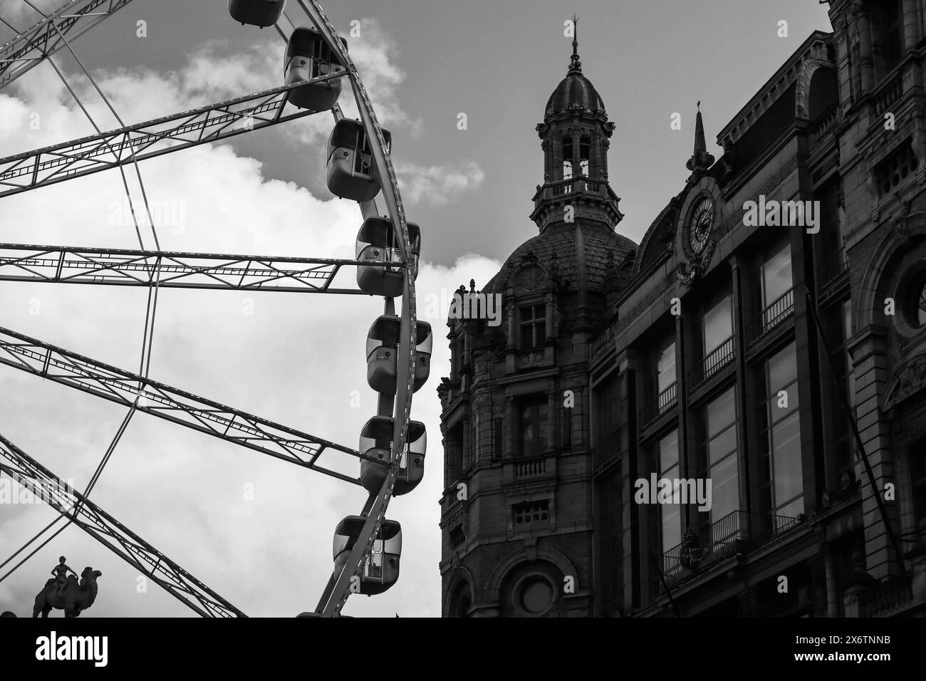 Anversa, Belgio - 22 ottobre 2023: Ruota panoramica nel centro di Anversa vicino alla stazione centrale Foto Stock