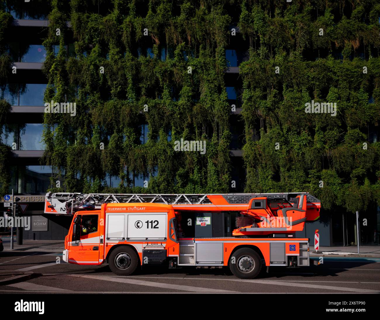 Scala aerea CS DLA-K 23-12 Magirus su Atego, vigili del fuoco di Stoccarda, facciata climaticamente neutra verde sul nuovo edificio, edificio per uffici del CMS Foto Stock