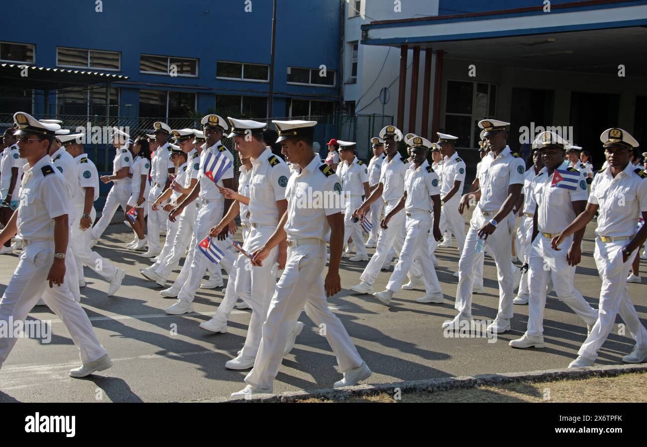 Personale della Marina cubana che marciava e celebrava la Festa dei lavoratori in Piazza della Rivoluzione, l'Avana, Cuba, Caraibi il 1° maggio 2016. Mayday. Foto Stock