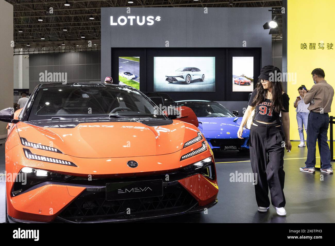 Wuhan, Cina. 16 maggio 2024. Un visitatore guarda una Lotus EMEYA al Central China International Auto Show 2024. L'amministrazione Biden ha annunciato nuove tariffe martedì per i veicoli elettrici di fabbricazione cinese, quadruplicando l'attuale tariffa dal 27,5% al 102,5%, così come nuove tariffe per celle solari, acciaio e alluminio. Credito: SOPA Images Limited/Alamy Live News Foto Stock