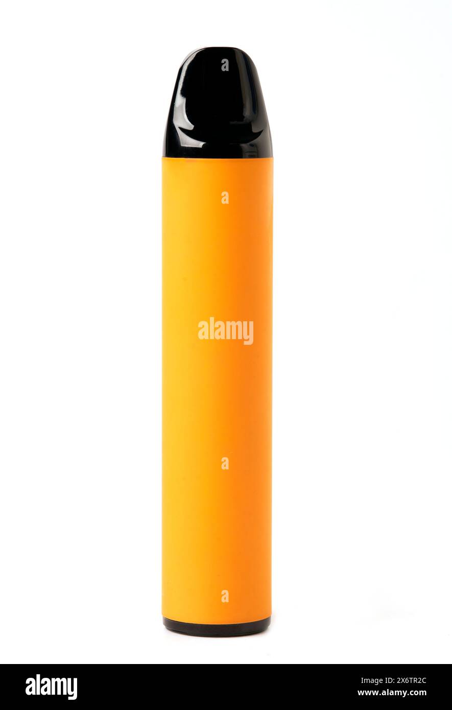 Sigaretta elettronica monouso arancione isolata su sfondo bianco. Il concetto di fumo moderno, vaping e nicotina Foto Stock