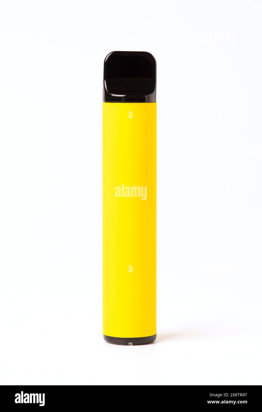 Sigaretta elettronica monouso gialla isolata su sfondo bianco. Il concetto di fumo moderno, vaping e nicotina Foto Stock