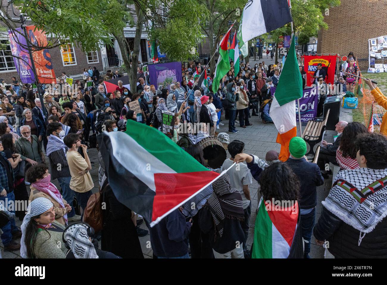 Londra, Regno Unito. 15 maggio 2024. Gli studenti della School of Oriental and African Studies (SOAS) partecipano a una manifestazione pro-palestinese in occasione del Nakba Day. Gli studenti delle università di tutto il Regno Unito stanno organizzando delle professioni per esercitare pressione sulle loro istituzioni di studio per porre fine alle partnership accademiche con Israele e disfarsi da Israele come parte di una rivolta studentesca globale in corso iniziata nelle università degli Stati Uniti. Crediti: Mark Kerrison/Alamy Live News Foto Stock