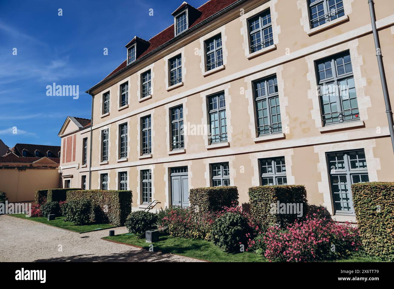 Parigi, Francia - 1 ottobre 2023: Sede centrale di Kering e Balenciaga, situata nell'ex Hopital Laennec nel 7° arrondissement di Parigi. Foto Stock