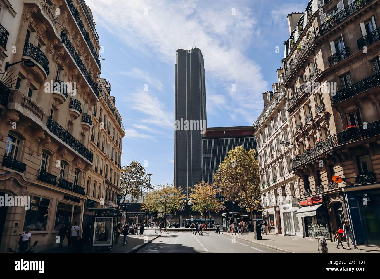 Parigi, Francia - 1 ottobre 2023: Vista di Rue de Rennes e della Torre Montparnasse a Parigi Foto Stock