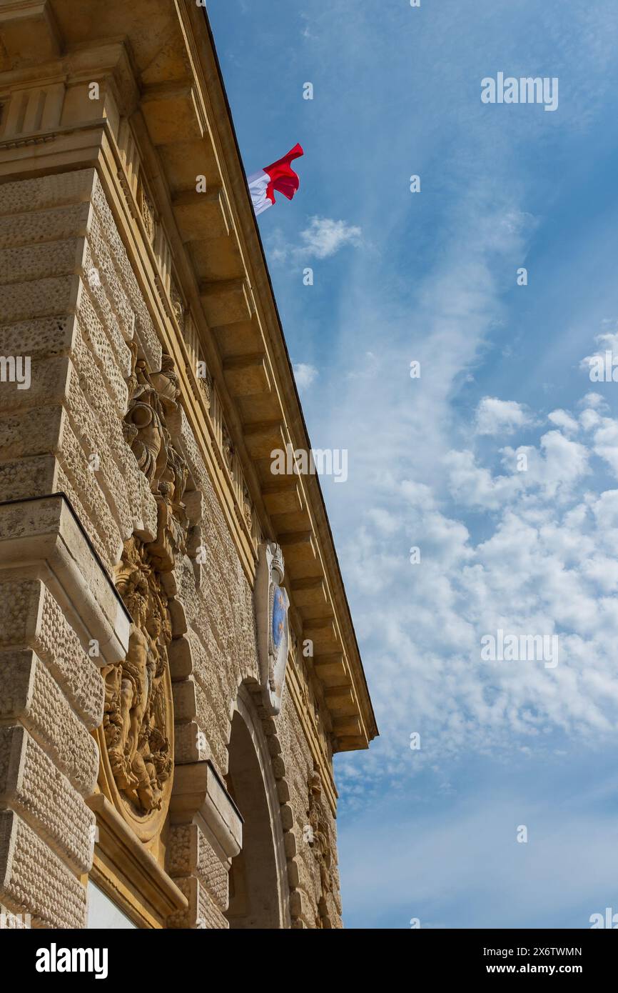 La bandiera francese che galleggia in cima all'Arco di Trionfo, a Montpellier (verticale) Foto Stock
