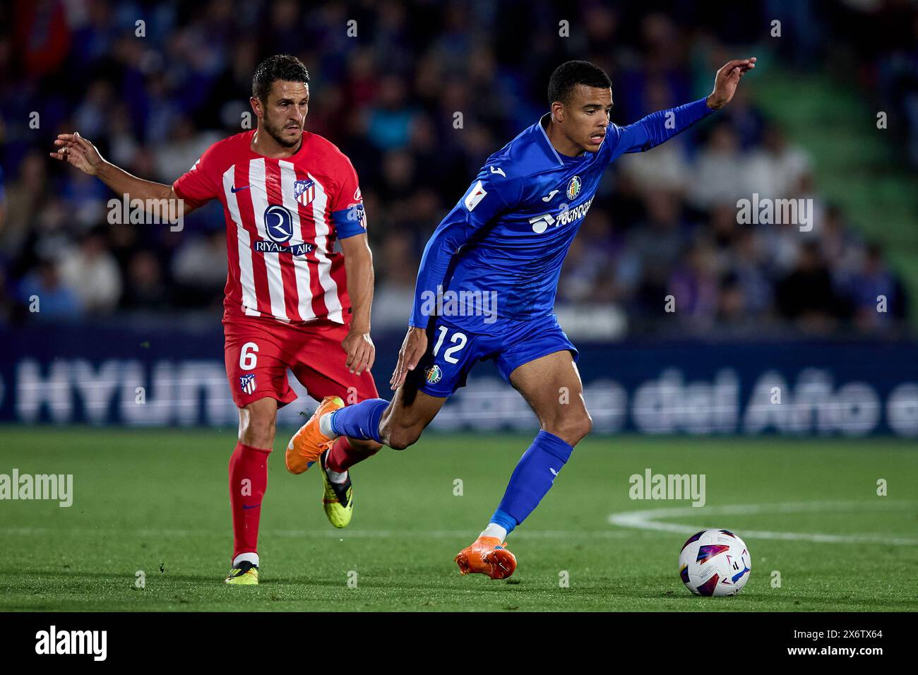 Koke Resurreccion dell'Atletico de Madrid compete per il pallone con Mason Greenwood del Getafe CF durante la partita LaLiga EA Sports tra Getafe CF e Atletico Madrid al Coliseum Alfonso Perez il 15 maggio 2024 a Getafe, Spagna. (Foto di QSP) Foto Stock